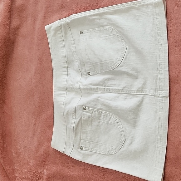 Venus White Denim Stretch Mini Zipper Accent Skirt - Size 6 - Picture 2 of 8